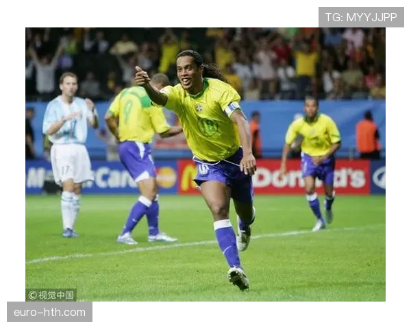 小罗退役后还在夜店蹦迪，这体力是真实存在的？