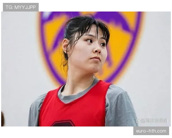 李月汝机场那只包比我半年工资多，站旁边都尴尬得不敢吸气