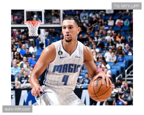 辛德胡居然朋友圈晒的不是训练照，是机场奢华大餐，真跟赛场模样判若两人！